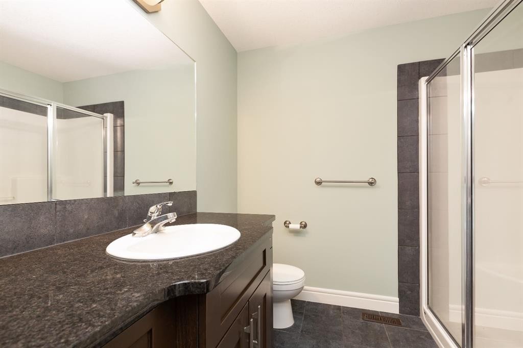 847 Mt Sundance Manor West, Lethbridge, AB - Indoor Photo Showing Bathroom