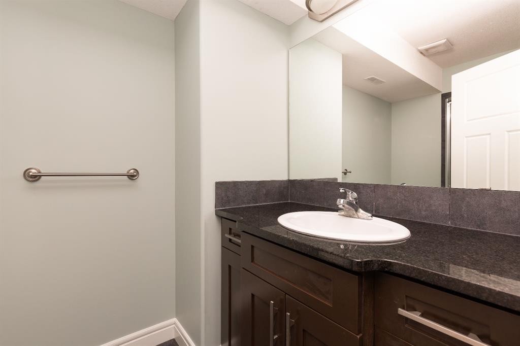 847 Mt Sundance Manor West, Lethbridge, AB - Indoor Photo Showing Bathroom