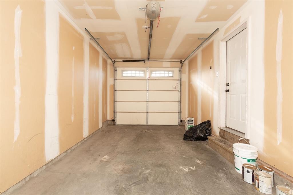 847 Mt Sundance Manor West, Lethbridge, AB - Indoor Photo Showing Garage