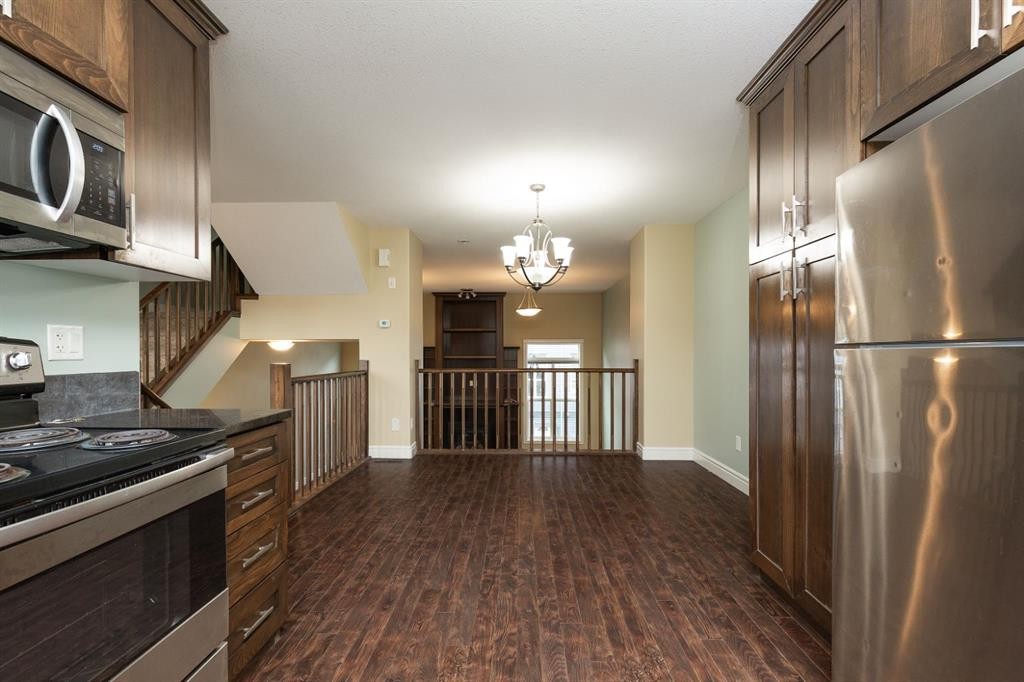 847 Mt Sundance Manor West, Lethbridge, AB - Indoor Photo Showing Kitchen