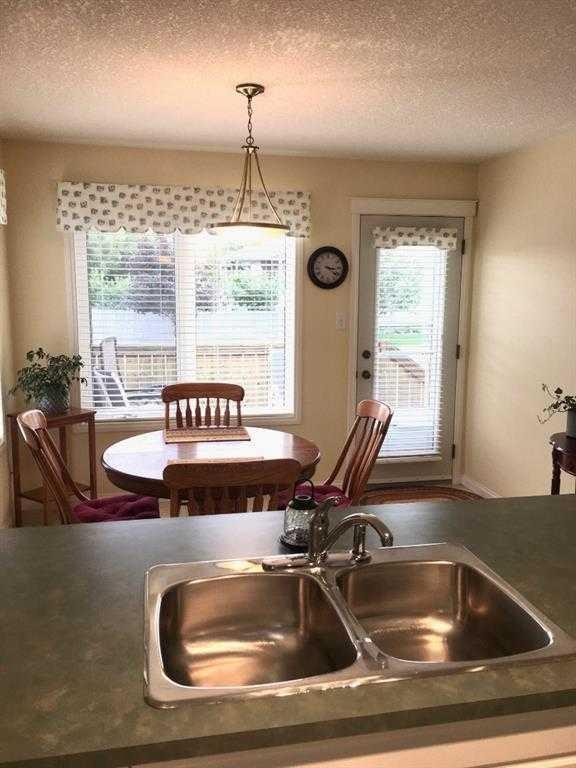 25-284 Cougar Way North, Lethbridge, AB - Indoor Photo Showing Kitchen With Double Sink