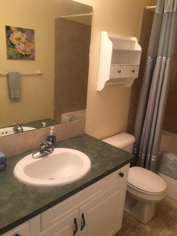 25-284 Cougar Way North, Lethbridge, AB - Indoor Photo Showing Bathroom