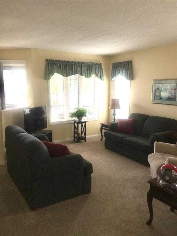 25-284 Cougar Way North, Lethbridge, AB - Indoor Photo Showing Living Room