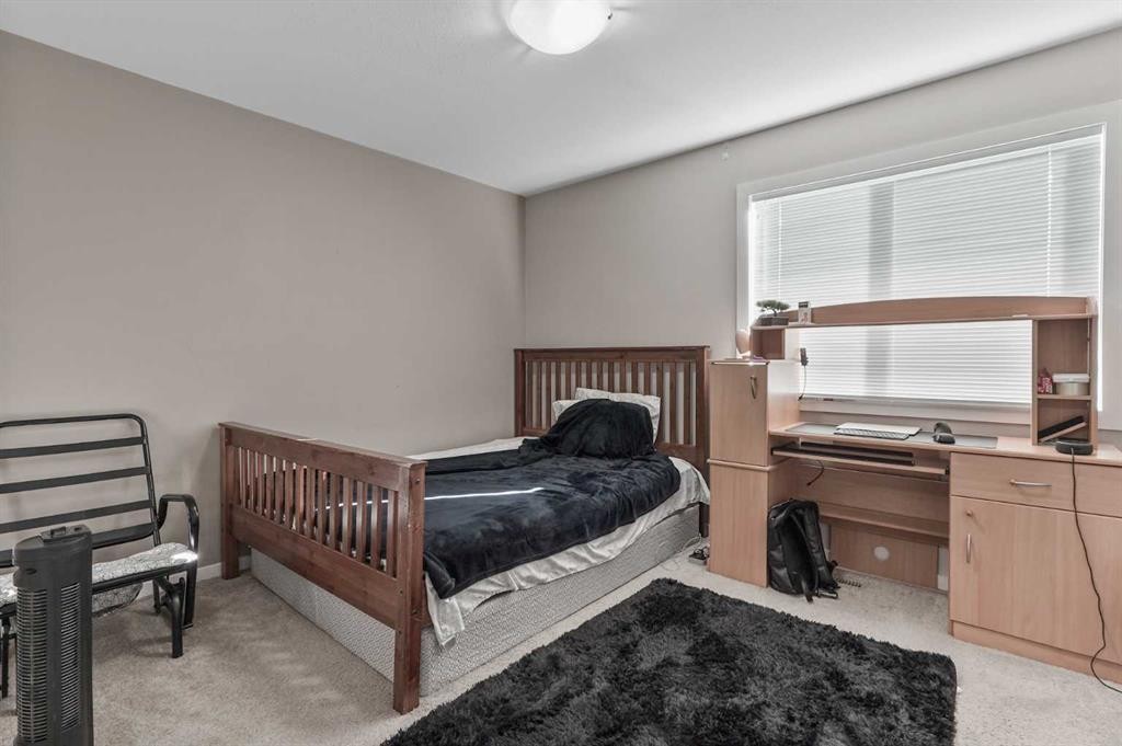 2-1180 Keystone Road West, Lethbridge, AB - Indoor Photo Showing Bedroom