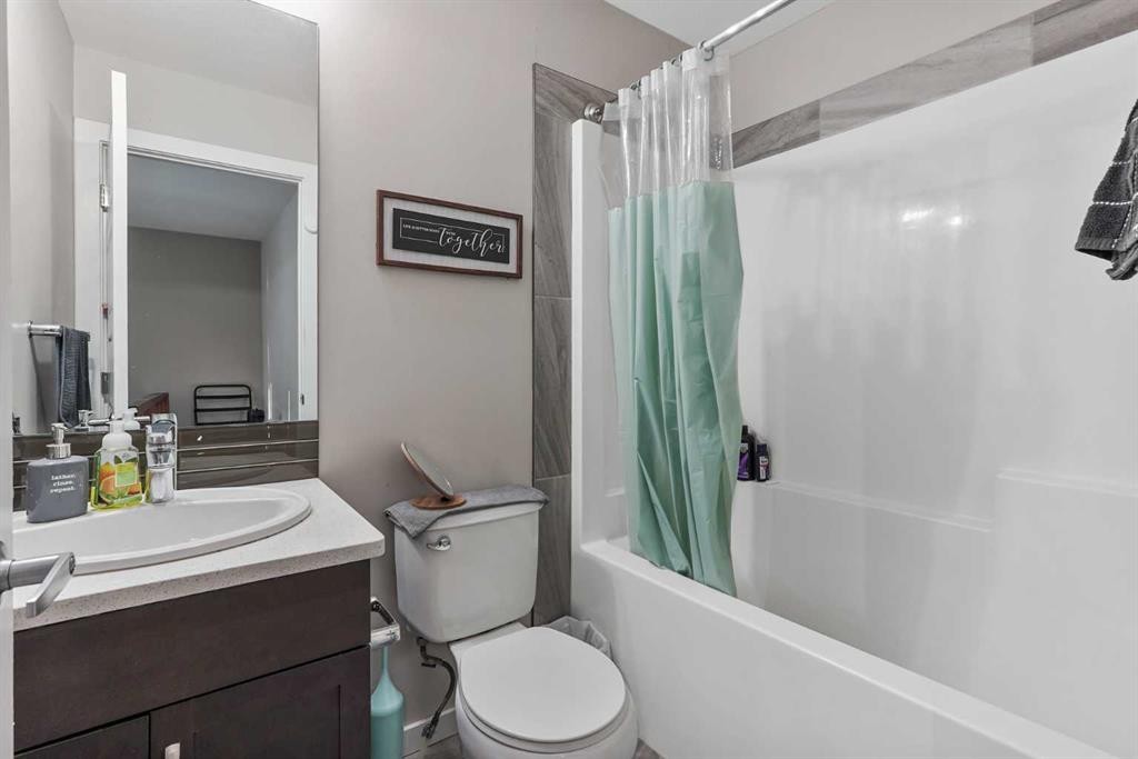2-1180 Keystone Road West, Lethbridge, AB - Indoor Photo Showing Bathroom