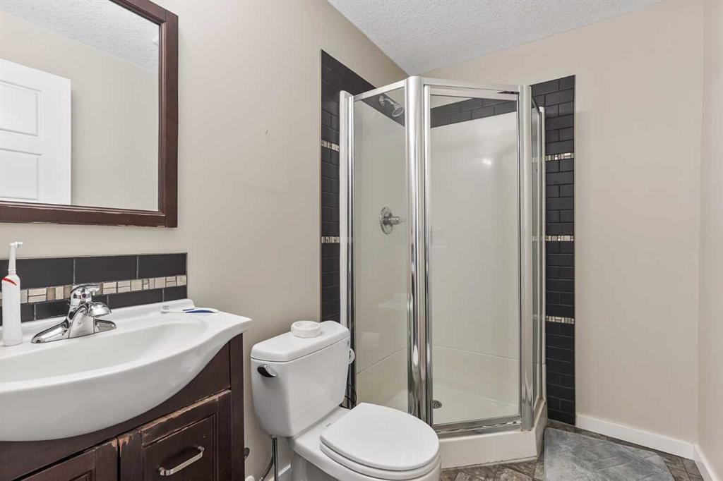 2-1180 Keystone Road West, Lethbridge, AB - Indoor Photo Showing Bathroom