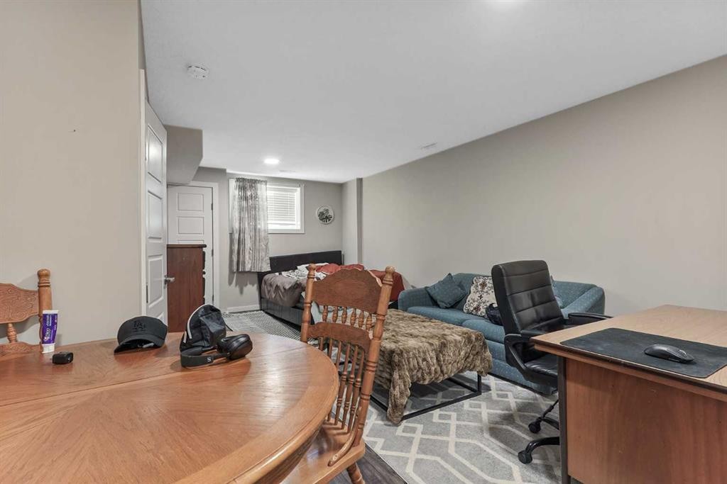 2-1180 Keystone Road West, Lethbridge, AB - Indoor