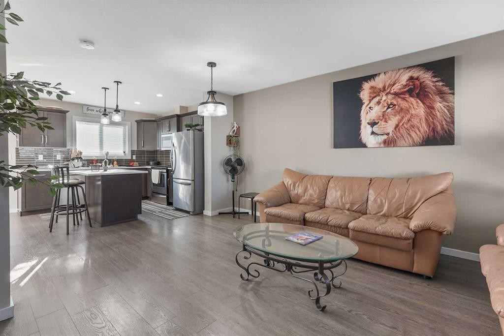 2-1180 Keystone Road West, Lethbridge, AB - Indoor Photo Showing Living Room