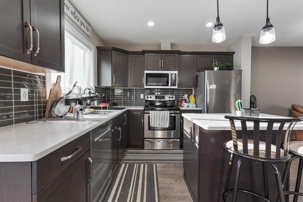 2-1180 Keystone Road West, Lethbridge, AB - Indoor Photo Showing Kitchen With Upgraded Kitchen