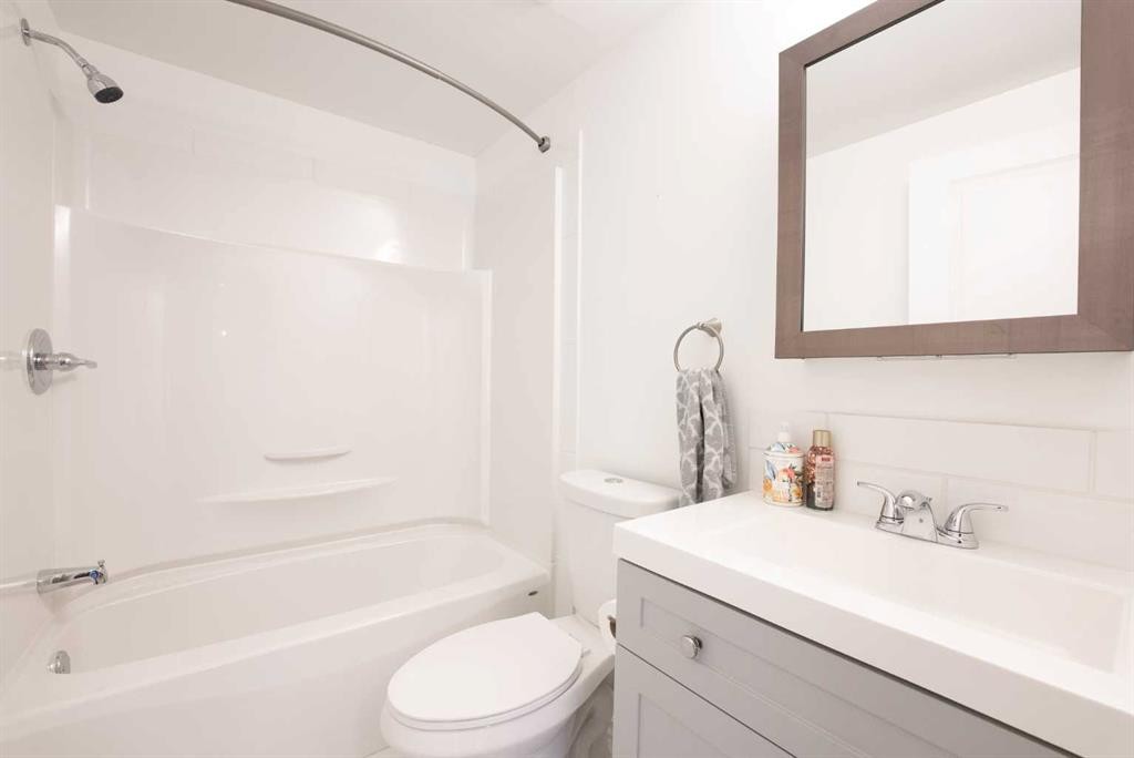 42 Westover Crescent, Claresholm, AB - Indoor Photo Showing Bathroom