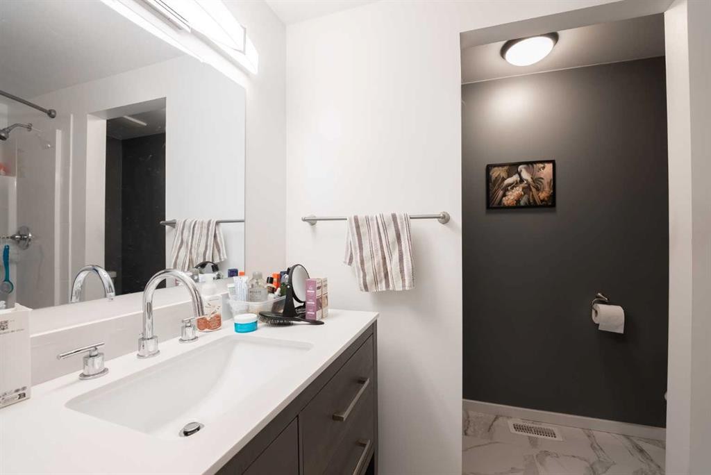 42 Westover Crescent, Claresholm, AB - Indoor Photo Showing Bathroom