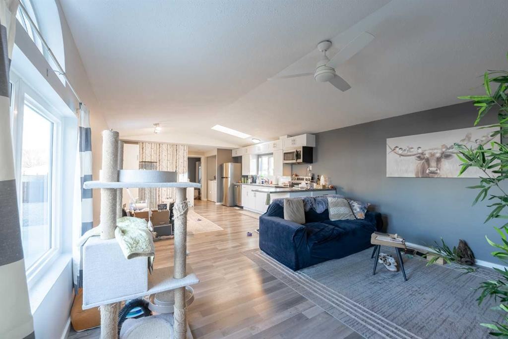 42 Westover Crescent, Claresholm, AB - Indoor Photo Showing Living Room