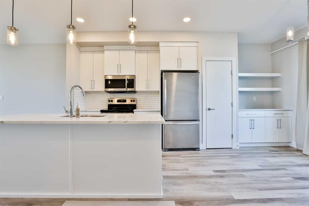 3009 46 Street South, Lethbridge, AB - Indoor Photo Showing Kitchen With Upgraded Kitchen