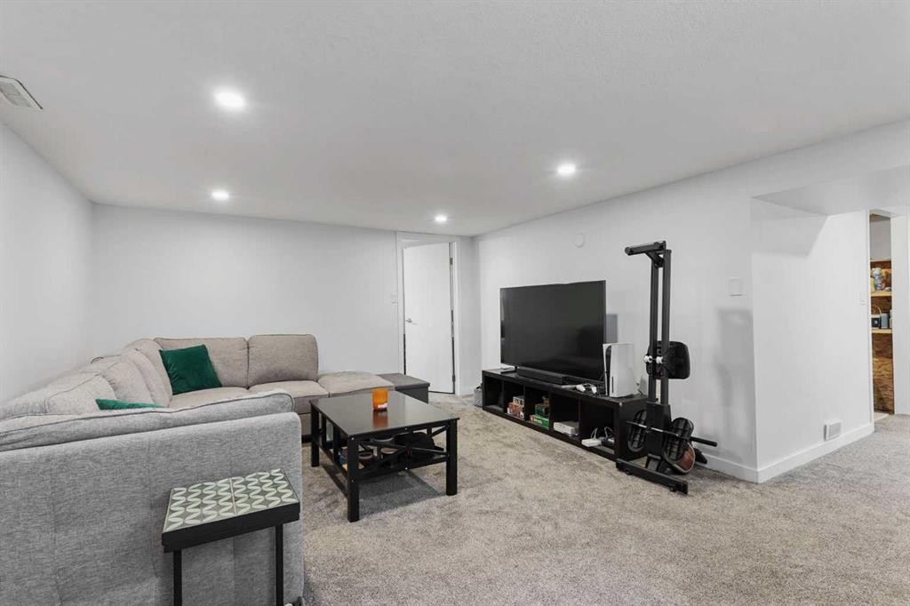 1127 16 Street South, Lethbridge, AB - Indoor