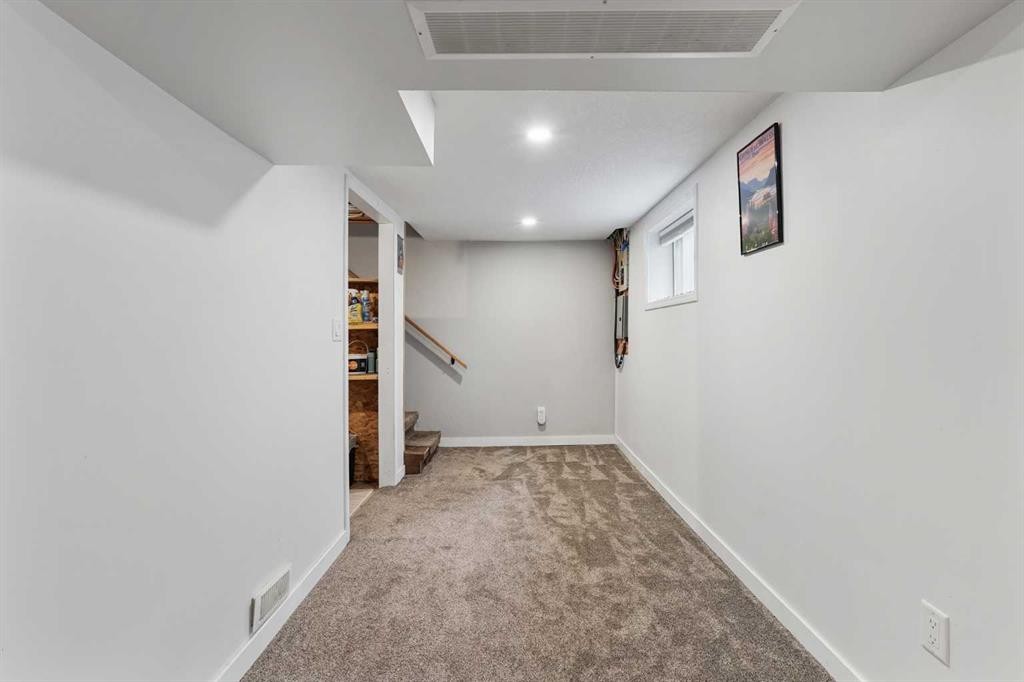 1127 16 Street South, Lethbridge, AB - Indoor Photo Showing Other Room