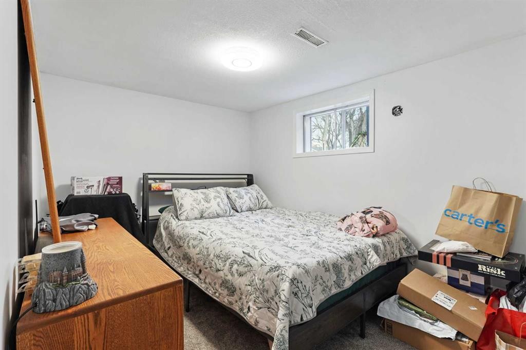 1127 16 Street South, Lethbridge, AB - Indoor Photo Showing Bedroom