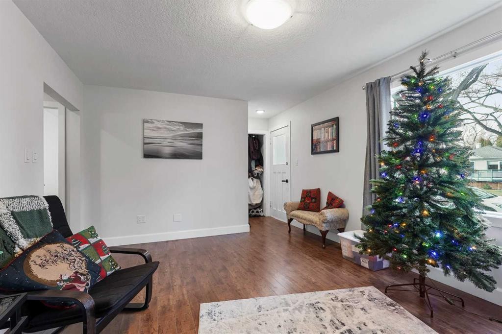 1127 16 Street South, Lethbridge, AB - Indoor Photo Showing Living Room