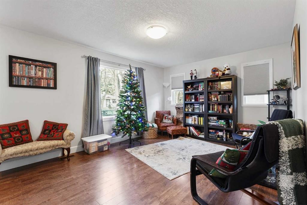 1127 16 Street South, Lethbridge, AB - Indoor Photo Showing Living Room