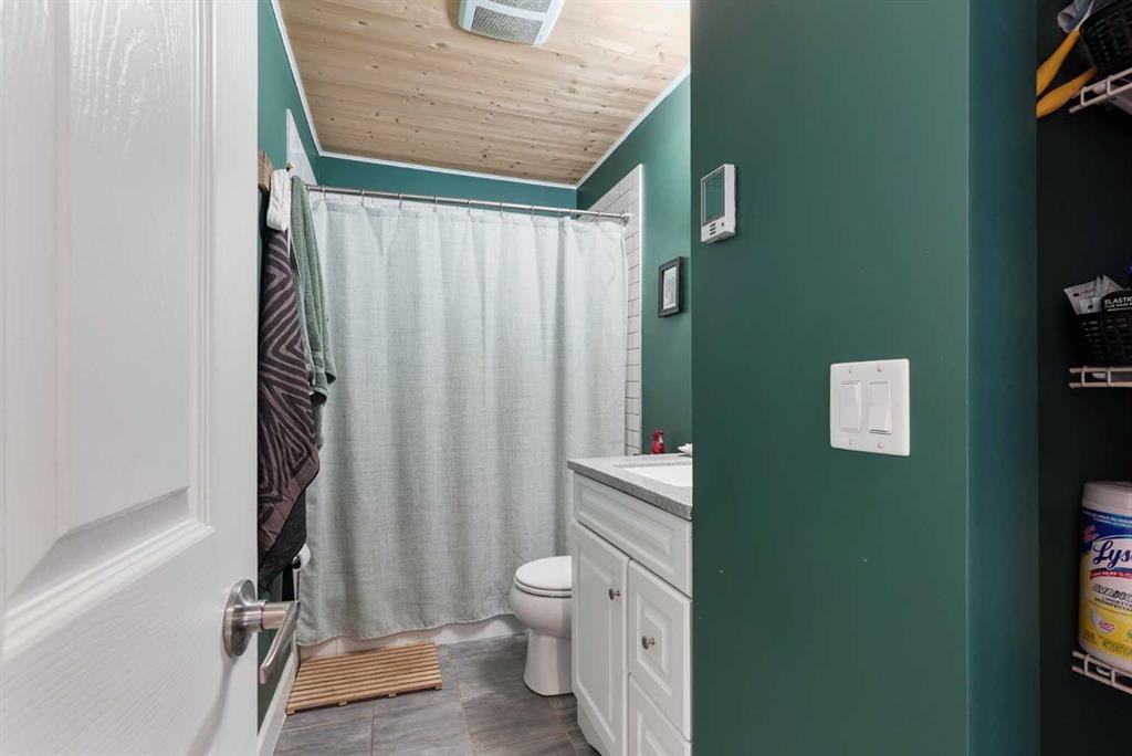 1127 16 Street South, Lethbridge, AB - Indoor Photo Showing Bathroom