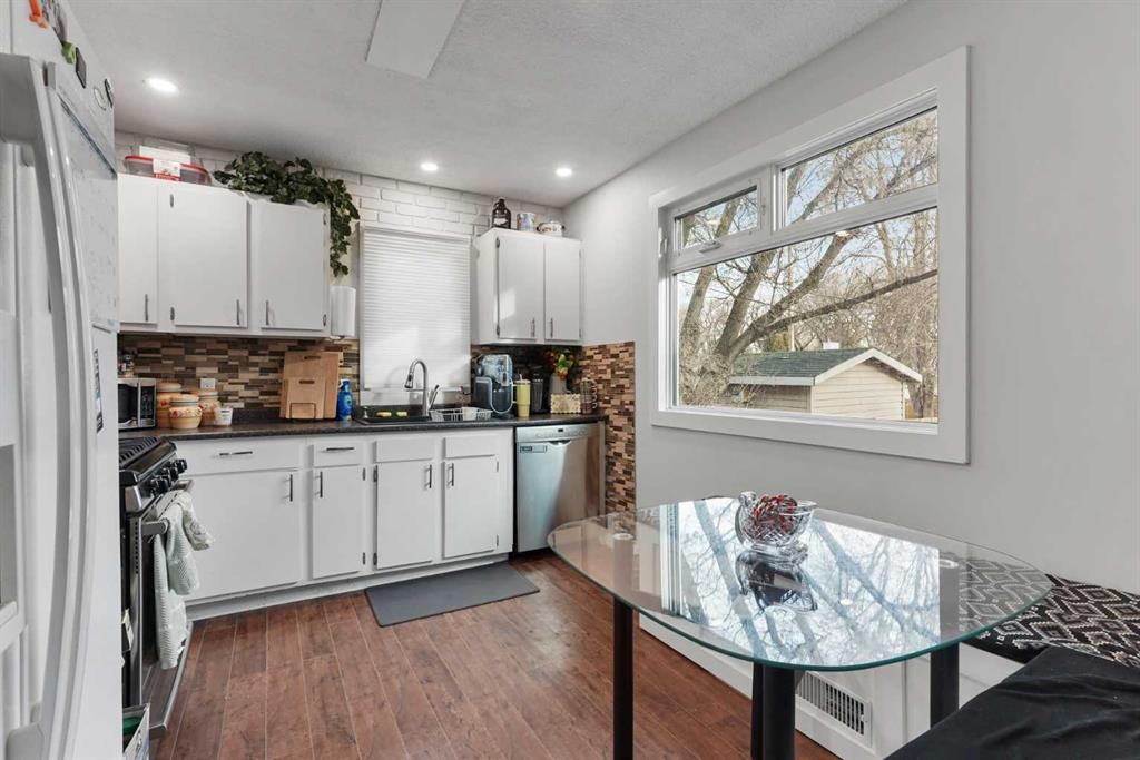 1127 16 Street South, Lethbridge, AB - Indoor Photo Showing Kitchen
