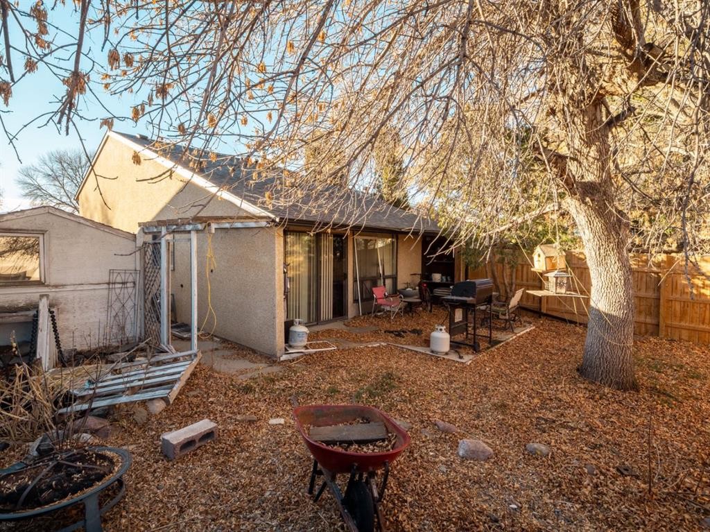 1025 St David Road North, Lethbridge, AB - Outdoor