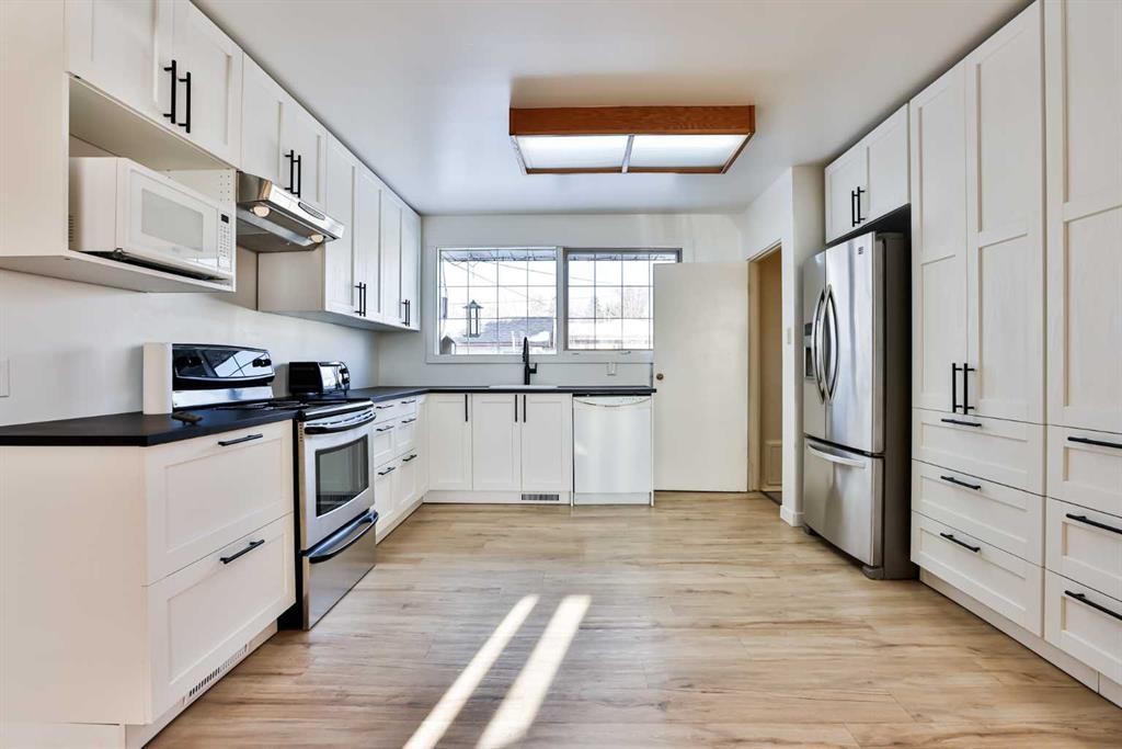 1321 17 Avenue South, Lethbridge, AB - Indoor Photo Showing Kitchen