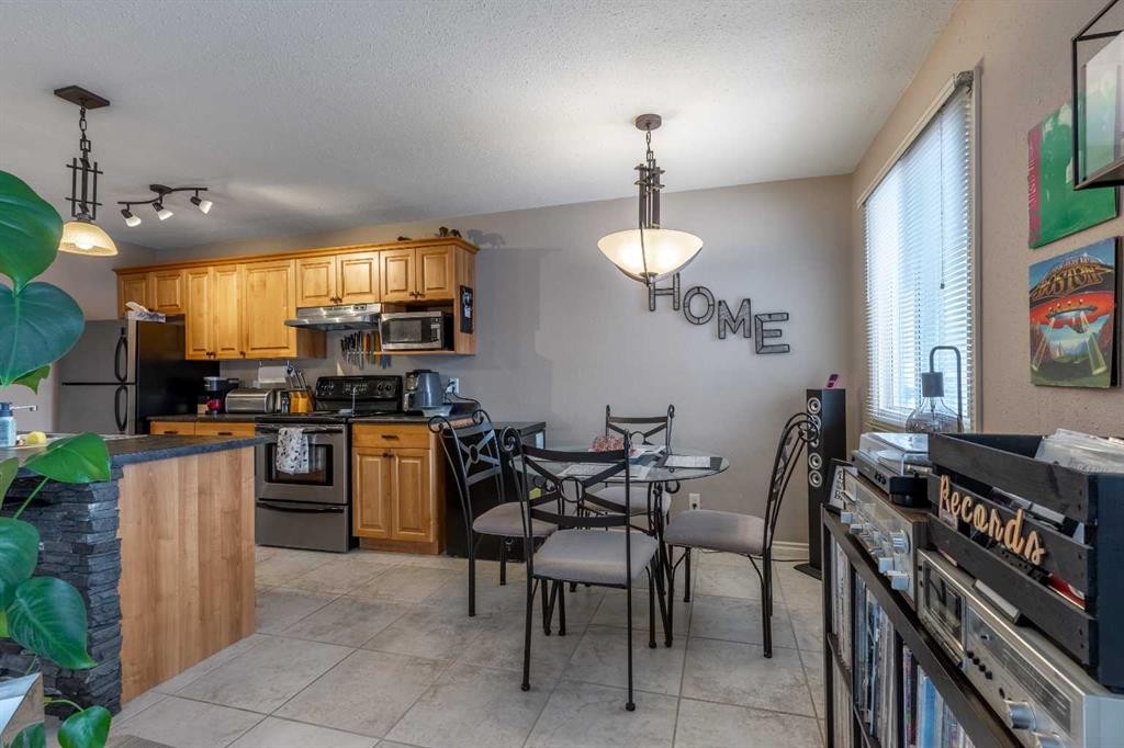 4-1701 St Edward Boulevard North, Lethbridge, AB - Indoor Photo Showing Kitchen