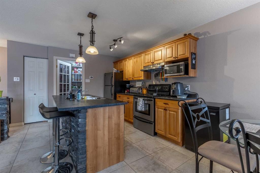 4-1701 St Edward Boulevard North, Lethbridge, AB - Indoor Photo Showing Kitchen