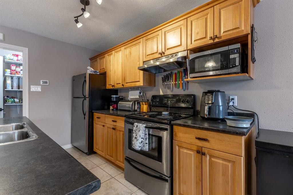 4-1701 St Edward Boulevard North, Lethbridge, AB - Indoor Photo Showing Kitchen With Double Sink
