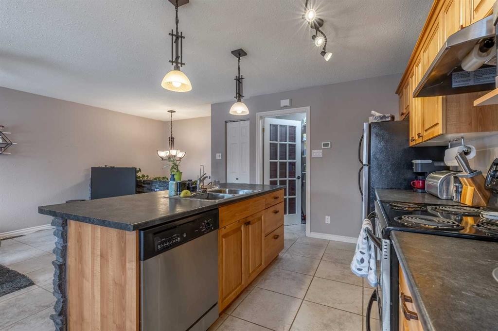4-1701 St Edward Boulevard North, Lethbridge, AB - Indoor Photo Showing Kitchen