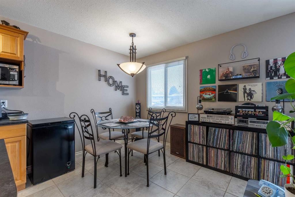 4-1701 St Edward Boulevard North, Lethbridge, AB - Indoor Photo Showing Dining Room
