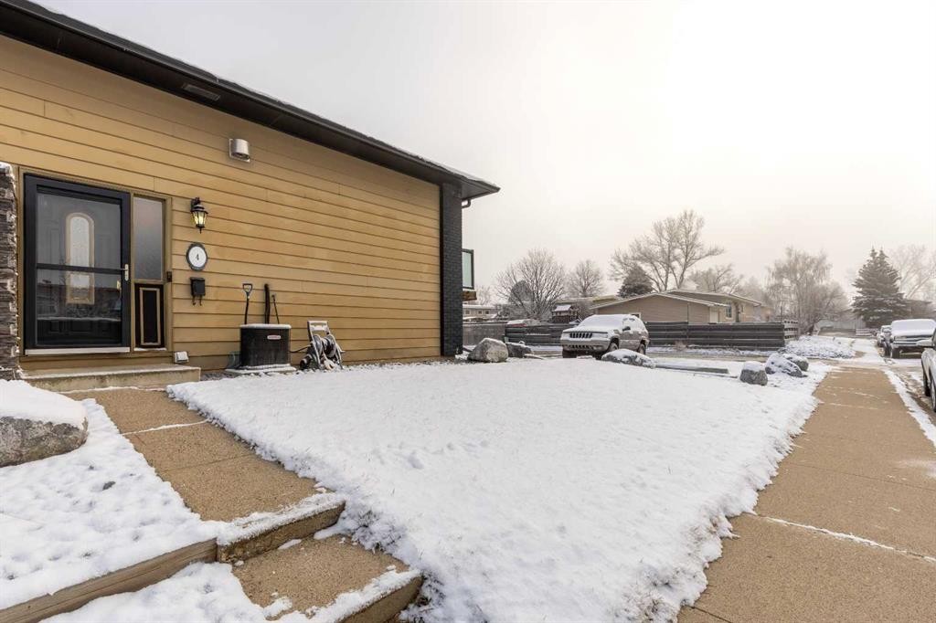 4-1701 St Edward Boulevard North, Lethbridge, AB - Outdoor