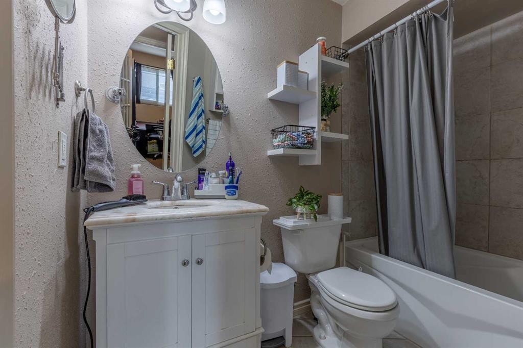 4-1701 St Edward Boulevard North, Lethbridge, AB - Indoor Photo Showing Bathroom