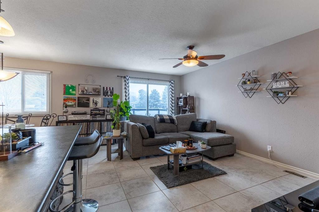 4-1701 St Edward Boulevard North, Lethbridge, AB - Indoor Photo Showing Living Room