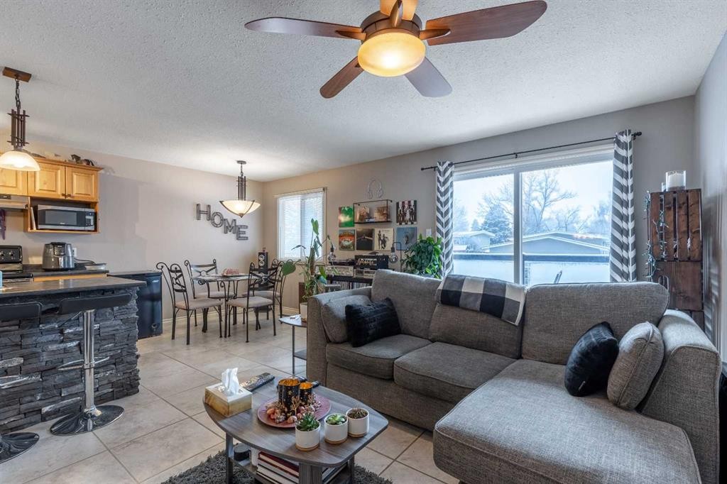 4-1701 St Edward Boulevard North, Lethbridge, AB - Indoor Photo Showing Living Room
