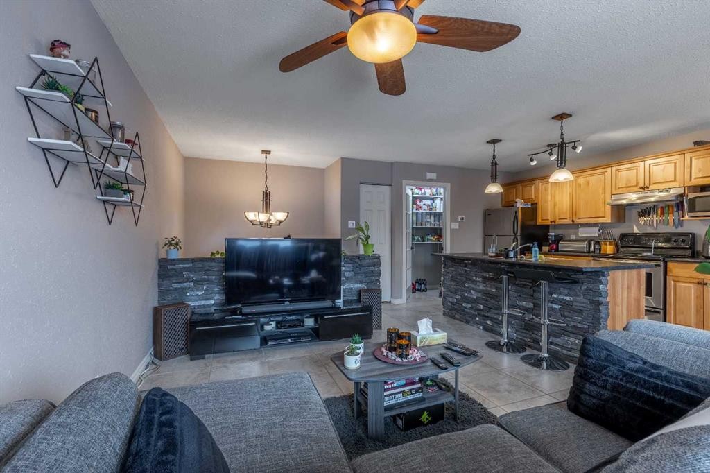 4-1701 St Edward Boulevard North, Lethbridge, AB - Indoor Photo Showing Other Room