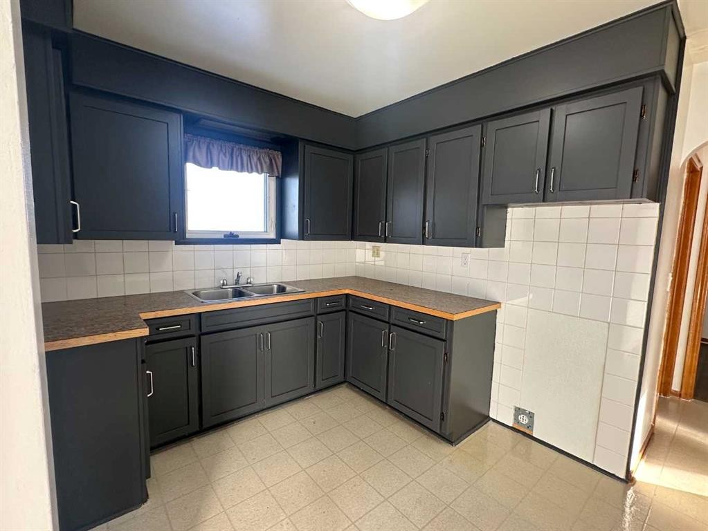 114 3 Avenue North, Vauxhall, AB - Indoor Photo Showing Kitchen With Double Sink
