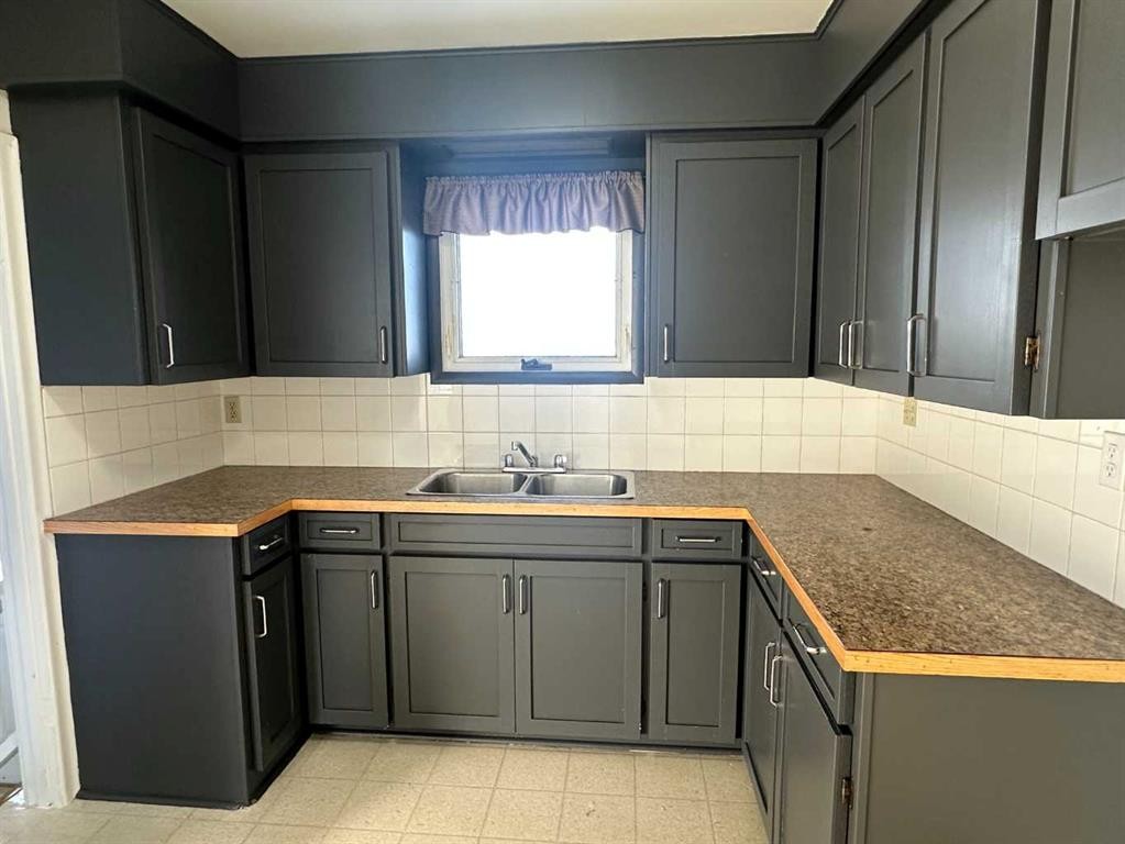 114 3 Avenue North, Vauxhall, AB - Indoor Photo Showing Kitchen With Double Sink