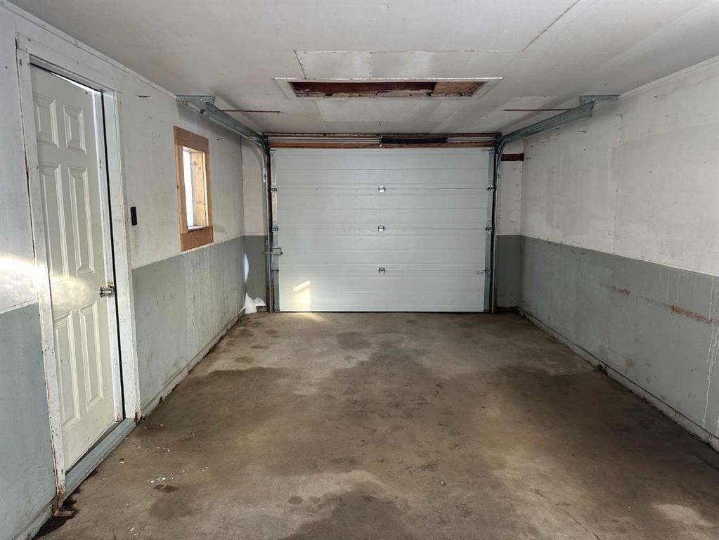 114 3 Avenue North, Vauxhall, AB - Indoor Photo Showing Garage
