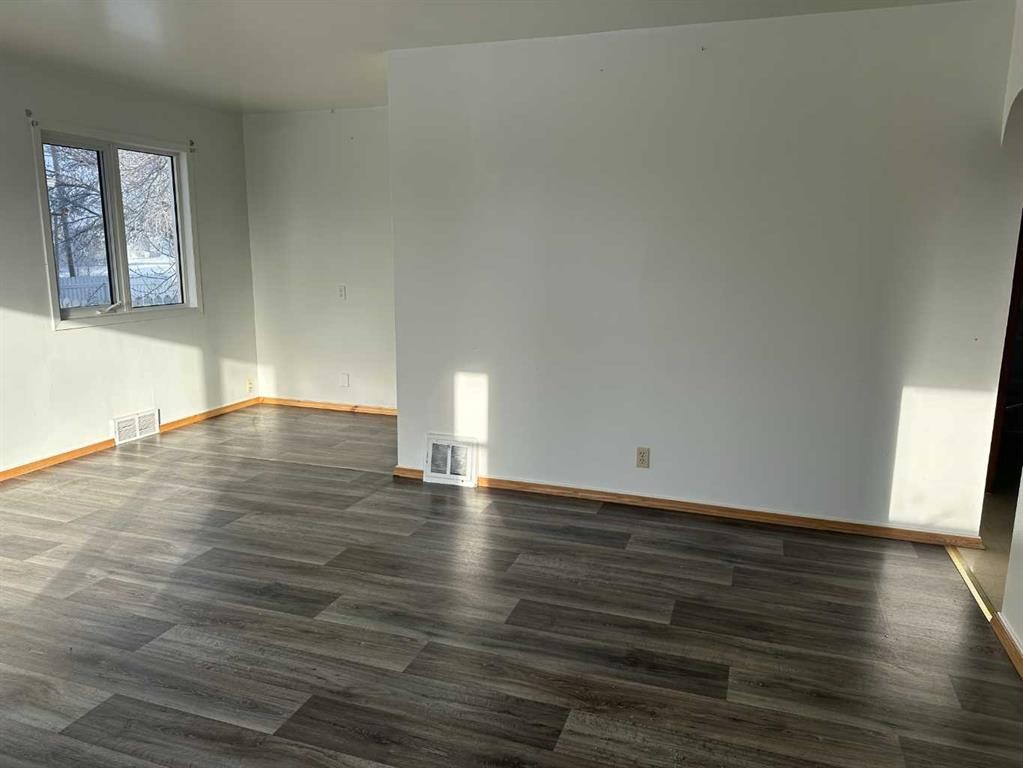 114 3 Avenue North, Vauxhall, AB - Indoor Photo Showing Other Room