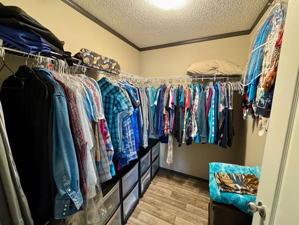 95041A Hwy 2, Fort Macleod, AB - Indoor With Storage