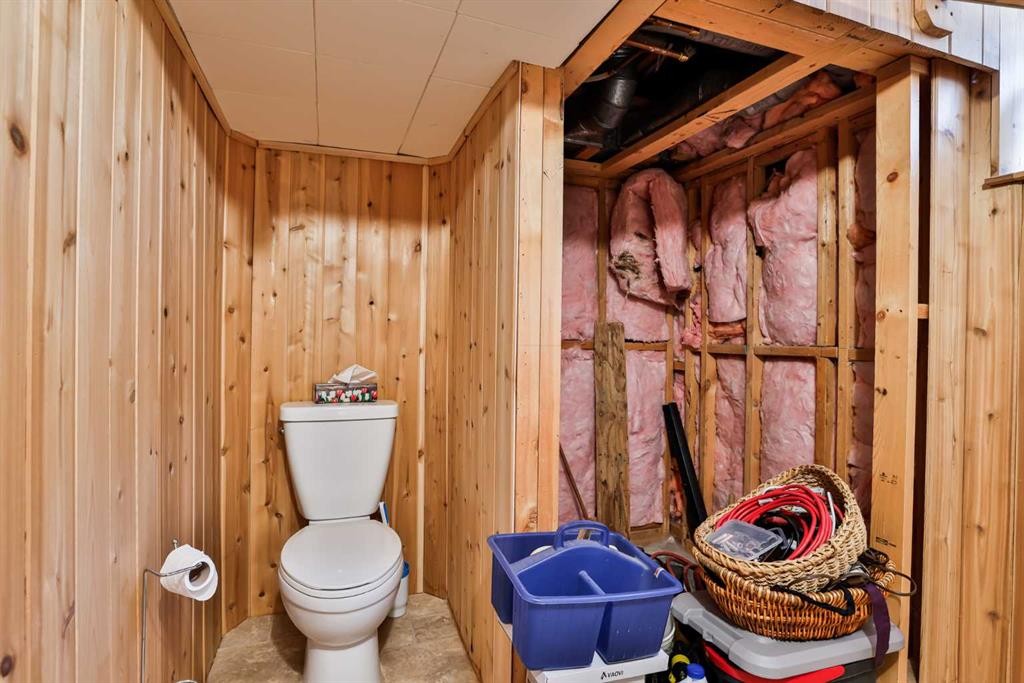 1807 2 Avenue North, Lethbridge, AB - Indoor Photo Showing Bathroom