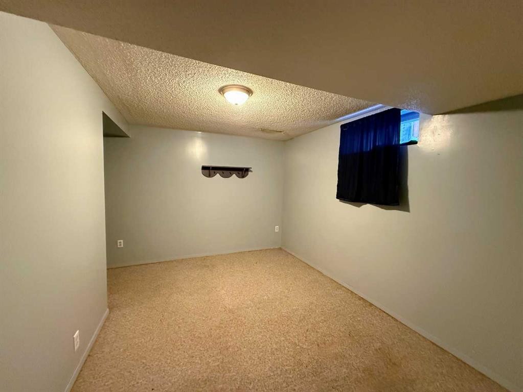 222 Eagle Road North, Lethbridge, AB - Indoor Photo Showing Other Room