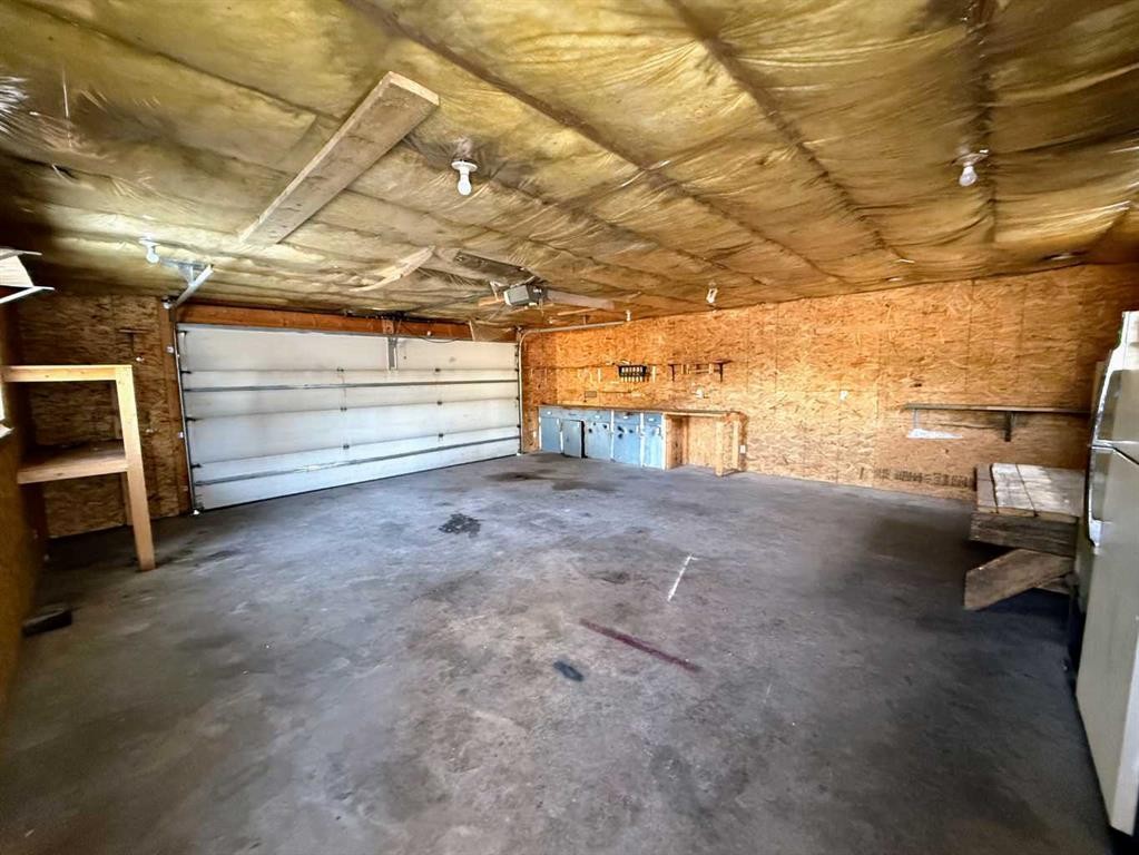 222 Eagle Road North, Lethbridge, AB - Indoor Photo Showing Garage