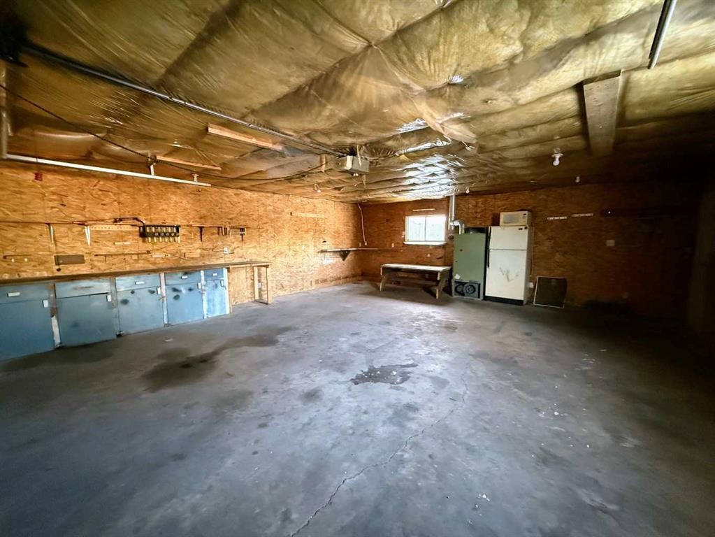 222 Eagle Road North, Lethbridge, AB - Indoor Photo Showing Garage