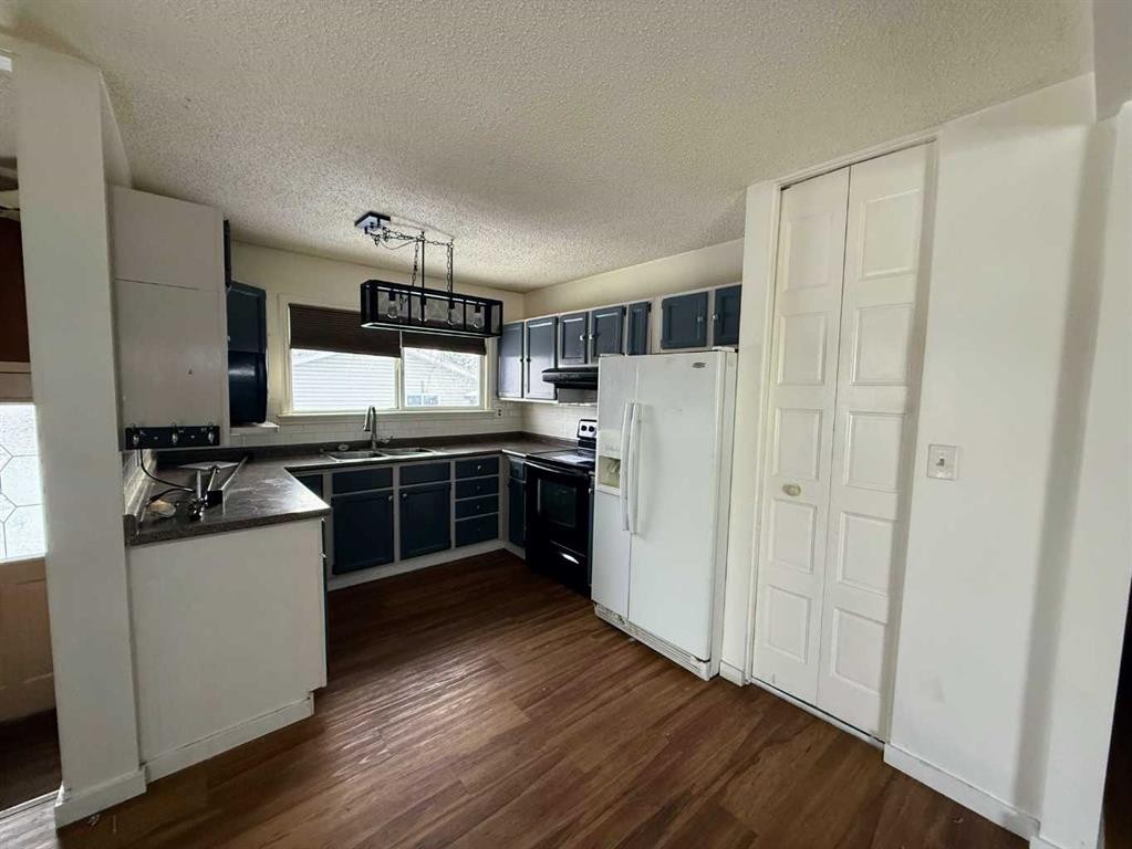 222 Eagle Road North, Lethbridge, AB - Indoor Photo Showing Kitchen With Double Sink