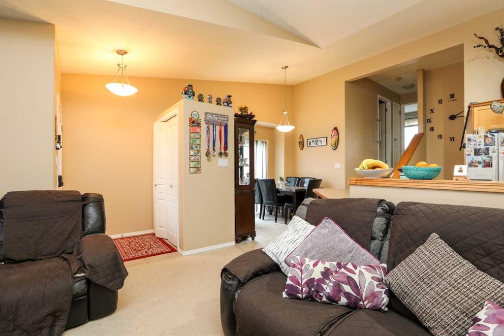 52 Lynx Road North, Lethbridge, AB - Indoor Photo Showing Living Room