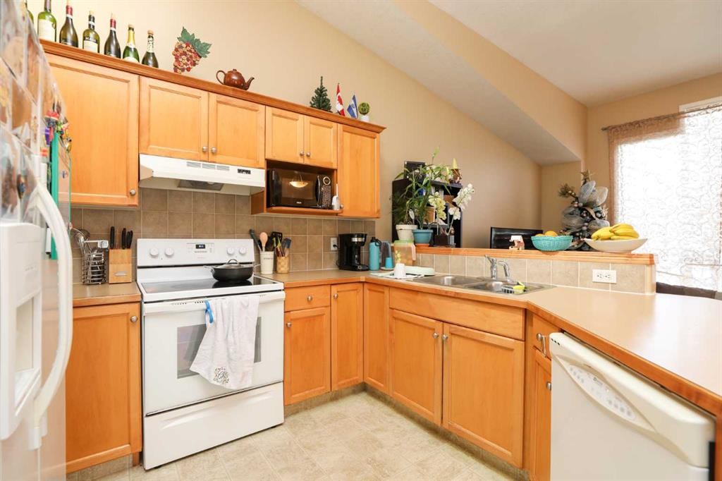 52 Lynx Road North, Lethbridge, AB - Indoor Photo Showing Kitchen With Double Sink