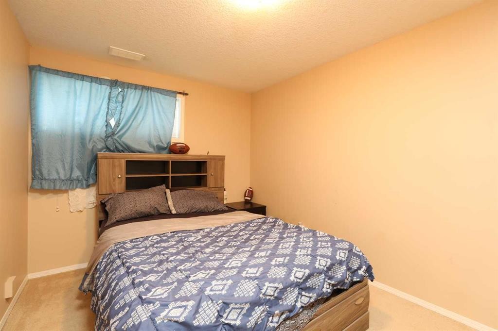 52 Lynx Road North, Lethbridge, AB - Indoor Photo Showing Bedroom