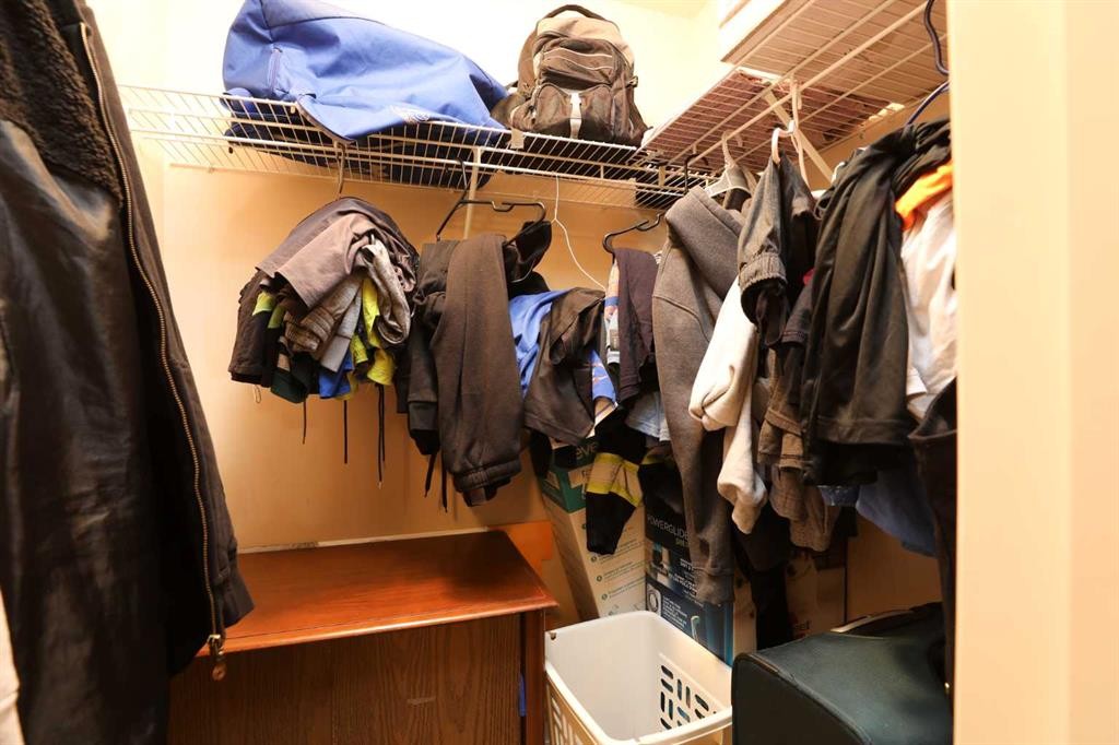 52 Lynx Road North, Lethbridge, AB - Indoor With Storage